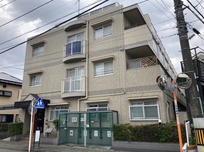 【外観】 | ヴィラ相武台 | 外観はマンション管理がされているかの目安になります。築年数が古いと、壁面は劣化してひび割れが生じることも！建物が古びていても細かいところが修繕されていると、きちんと管理されているなぁと感じるでしょう。