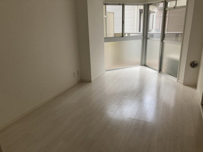 【居間・リビング】 | ヴィラ相武台 | リビングの間取りの種類は大きくわけてリビングとダイニングが別になっているタイプ、リビングダイニング一体型です。どちらも一長一短ですので、家を選ぶ時はその両面をチェックして決めるようにしましょう。