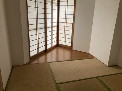 【居間・リビング】 | ヴィラ相武台 | リビングは家族が集まる場所でありながら、収納の少なさがネックになりがちです。子供のおもちゃやプリント、雑誌や新聞などが散らかりやすいので、選ぶ時はリビング収納について考慮しておく必要があります。