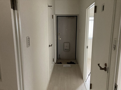 【玄関】 | ヴィラ相武台 | 玄関は家の顔でもあり、家族以外の目にも止まる場所です。玄関は外との間を仕切る扉、靴などをしまっておく収納スペース、靴脱ぎのたたきスペース、来客とのやり取りをするドアホンなど複数のアイテムからなります。