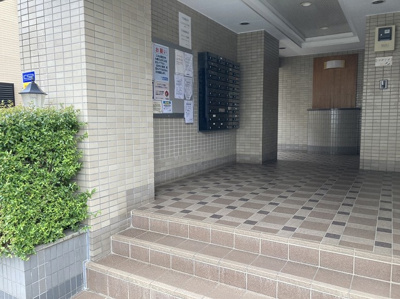 【エントランス】 | ヴィラ相武台 | マンションのエントランスには、もともと風よけや防犯の役割がありますが、マンションによって宅配ボックスなどの設備が備わっている所もあります。日々の生活をイメージしながら生活しやすさをチェックしましょう。