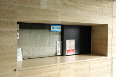 【受付】 | アンビシャス八王子 | 受付はマンションコンシェルジュがいる場合もあれば、管理人が滞在する小部屋を総称して呼ぶことがあります。主にエントランスに設置されていることから、防犯面でも期待ができます。防犯設備がない場合はより安心！