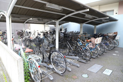 【駐輪場】 | アンビシャス八王子 | マンションの駐輪場は、事前に空きがあるか確認を取ると安心です。せっかく入居したのに駐輪スペースがない！なんてことになったら大変ですよね。そこで、内見時や購入前にはまず事前に確認しておくと良いでしょう。