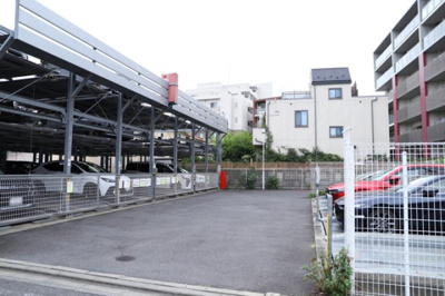 【駐車場】 | アンビシャス八王子 | 駐車場と明記されていても、最小スペースでつくられた駐車場だと大型車は駐車できなかったり、出入りしにくくなったりする可能性があります。お車のサイズと購入したい物件の駐車場のサイズを現地で確認しましょう。