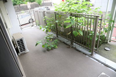 【バルコニー】 | アンビシャス八王子 | バルコニーは、室外の専用スペースのうち、「屋根がなく開放された空間」であるものを指します。ベランダより広いタイプのものが多く、日当たりもよいため家庭菜園などを楽しみたい人にとって適した環境となります。