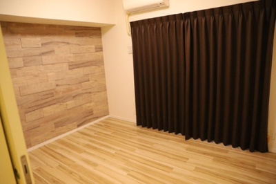 【寝室】 | アンビシャス八王子 | 寝室でゆっくりと過ごすためにはベッド周りの適度な空間を担保することや窓の位置、照明の明るさ、寝室の広さなどを考える必要があります。自身や家族の構成とライフスタイルに併せて寝室にする部屋を選びましょう！