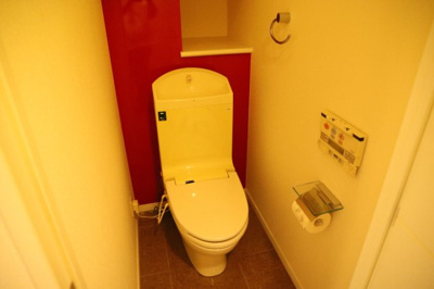 【トイレ】 | アンビシャス八王子 | トイレは大きさや形、機能、抗菌性などが異なる多種多彩なタイプが各メーカーから出ています。それぞれに良さがあるため、事前にどういったタイプのトイレがいいのかをご家庭内で決めて、内見に行くといいでしょう。