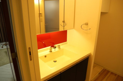 【独立洗面台】 | アンビシャス八王子 | 洗面化粧台では顔を洗ったり、身だしなみを整えることが本来の使い方ですが、用途によっては洗面化粧台に求められる機能が違ってくるため、ご自身や家族のライフスタイルに合ったものを選ぶことをおすすめ致します。