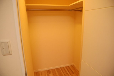 【収納】 | アンビシャス八王子 | デザイン性を重視しすぎて収納が少なかった！なんてことにならないため、事前に現地で収納の数を確認しておくことをお勧めします。クローゼット以外にも床下収納や屋根裏収納、パントリーなどもチェックしましょう。