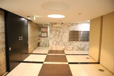 【ロビー】 | アンビシャス八王子 | ロビーというと、エントランスと何がちがうの？と思いますよね。実はロビーとエントランスには明確な決まりはありません。物件によっては、エントランスを入って広がるある程度の広さのある空間がロビーとなります。