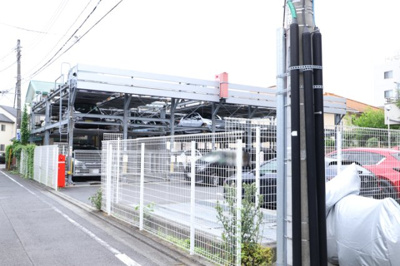 【駐車場】 | アンビシャス八王子 | 車一台あたりに必要なスペースは、標準サイズの普通自動車で横幅2m50cm、長さ5mは必要になります。ただし、乗降のことも考慮して横幅3m30cm、長さ5m50cmほどは確保できるところを選びましょう。