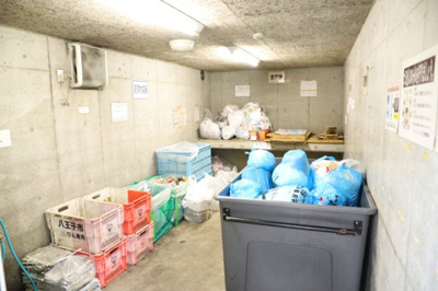 【その他共用部分】 | アンビシャス八王子 | 共有部分は、住民なら誰もが使える設備のこと。例えば駐車場やエレベーター、インターネット設備、セキュリティ設備などがあります。他にも、マンションの廊下・外部階段やエントランス・ゴミ置き場などがあります。