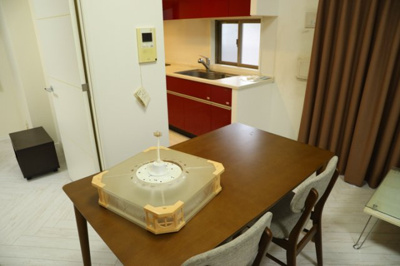 【キッチン】 | アンビシャス八王子 | L型アイランドタイプは、キッチンからダイニングにもリビングにも目が行き届くので、とても使いやすい配置です。L字型独立タイプは、キッチンを独立させてるためLDKというよりもLDといった様なイメージです。