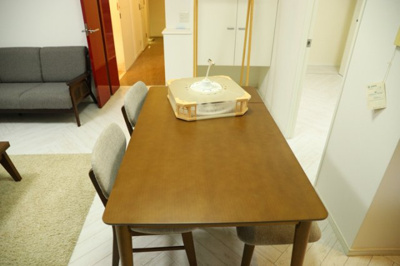 【ダイニング】 | アンビシャス八王子 | ダイニングは、食事や家族の団らんスペースとしてだけではなく、ほかの用途としても使用することができます。ダイニングテーブルを置き、食事のためのスペースを作ることでリビングとの差別化を図ることができます。