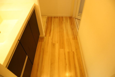 【脱衣所】 | アンビシャス八王子 | 多くの戸建て住宅で見かける洗面脱衣所は、洗面台と洗濯機が2畳ほどのスペースに並べられていて、洗面所が脱衣所を兼ね備えている間取りが一般的です。お客様が利用することもある、パブリックな空間でもあります。