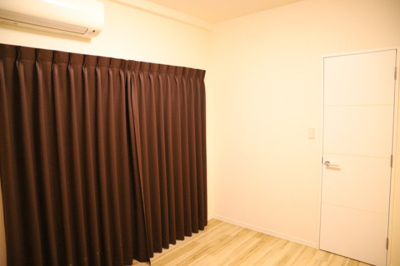 【洋室】 | アンビシャス八王子 | 一般的に畳敷きの部屋のことを「和室」と呼ぶのに対し、フローリングやフロアシート、カーペット敷きの部屋のことを「洋室」と呼びます。フローリングの部屋は清潔感があり、ゴミが床に吸着しないので掃除が楽です。