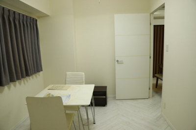 【洋室】 | アンビシャス八王子 | 洋室のメリットは重い家具が置きやすく、身の回りが整理しやすいことです。 床がフローリングのため畳とは異なり凹みにくいです。 クローゼットなど収納が豊富で、普段使わない旅行カバンや服の整頓も簡単にです。