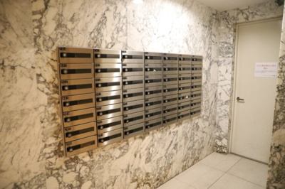 【設備】 | アンビシャス八王子 | エントランス付近に設置されている集合ポストは、住んでいる部屋と離れているため、ポストをあさるなど誰かに何かされていても被害に気づきにくいです。入居する時には他人に特定されにくい番号で鍵をかけましょう！