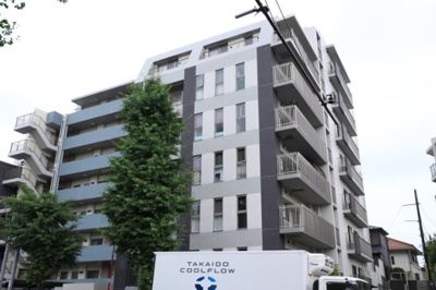 【外観】 | アンビシャス八王子 | 外観はマンション管理がされているかの目安になります。築年数が古いと、壁面は劣化してひび割れが生じることも！建物が古びていても細かいところが修繕されていると、きちんと管理されているなぁと感じるでしょう。