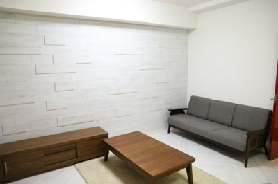 【居間・リビング】 | アンビシャス八王子 | リビングは家族が集まる場所でありながら、収納の少なさがネックになりがちです。子供のおもちゃやプリント、雑誌や新聞などが散らかりやすいので、選ぶ時はリビング収納について考慮しておく必要があります。