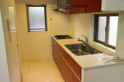 【キッチン】 | アンビシャス八王子 | 標準的なシステムキッチンの横幅は、165cm～300cm程度です。2100・2400・2550・2700などミリ単位で表記されます。普段どのように料理をするのかを想定しながら合ったサイズを選びましょう