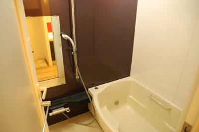 【浴室】 | アンビシャス八王子 | 入浴時の快適さも大事なことですが、綺麗な状態を維持できなければ気持ちよく入浴できません。毎日の掃除が楽という点は大事なポイントになります！カビが生えにくく掃除がしやすい、壁や浴槽を選ぶといいでしょう。