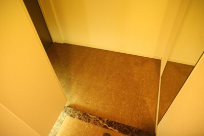 【玄関】 | アンビシャス八王子 | 玄関は家の顔でもあり、家族以外の目にも止まる場所です。玄関は外との間を仕切る扉、靴などをしまっておく収納スペース、靴脱ぎのたたきスペース、来客とのやり取りをするドアホンなど複数のアイテムからなります。