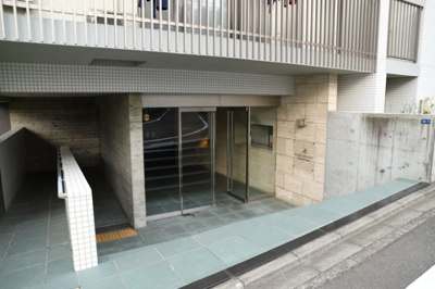 【エントランス】 | アンビシャス八王子 | マンションのエントランスには、もともと風よけや防犯の役割がありますが、マンションによって宅配ボックスなどの設備が備わっている所もあります。日々の生活をイメージしながら生活しやすさをチェックしましょう。