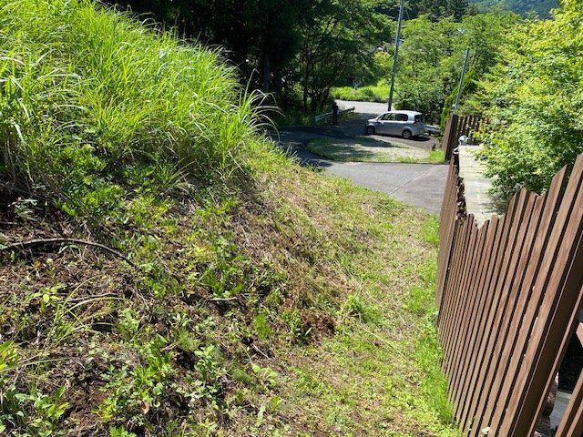 【外観】 | 土地購入を検討されている場合、境界杭がない状態で購入してしまうと境界確定測量をする必要があり、費用がかかります。購入の前に、売主、隣土地所有者立ち合いのもと境界を確定し境界杭を設置するのがベストです。