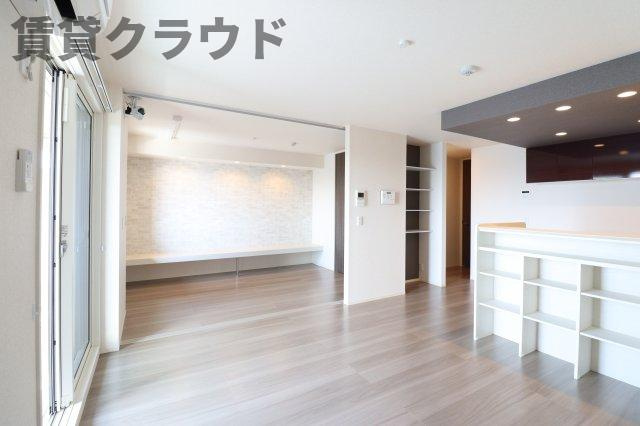 L.シャルルの居間・リビング|バルコニーからの眺めを楽しみながら食事をしませんか