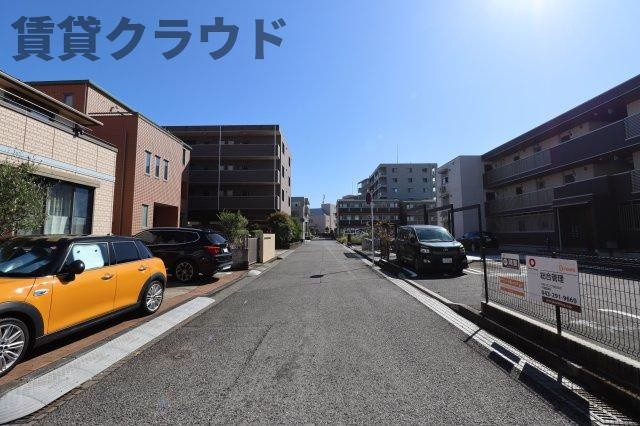 L.シャルルの周辺