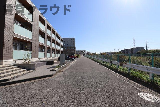 L.シャルルの周辺