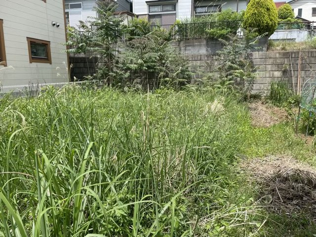 【外観】 | 土地の形が極端に長細かったり、狭小地、あるいは道路との高低差がある傾斜地だった場合、後々売ろうとしても買い手がつかない場合もあります。後々、売却することになった時に価値の下がらない土地を選びましょう。