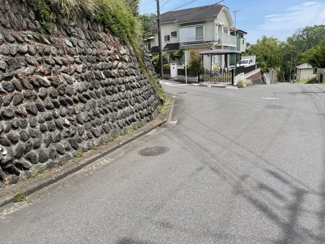 【前面道路含む現地写真】 | お持ちの車種によっては前面道路が広い方が便利でしょう。しかし、前面道路が広ければその分交通量が多くなるため、騒音などが気になる場合があります。実際に現地を見学し、周辺交通量や騒音などを確認しましょう！