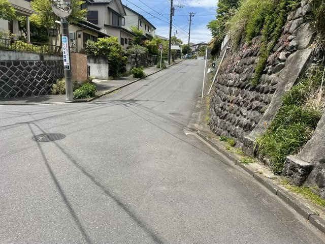 【前面道路含む現地写真】 | 住宅用の土地では前面道路に2m以上接していなければならないと法律で定められています。しかし、お持ちの車のサイズやライフスタイルなどにより、2mでは利便が悪い場合もございますので、事前に確認しましょう。