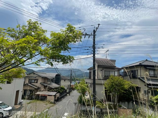 【展望】 | 桜や紅葉の名所に出かける人は多いと思いますが、家にいながら季節の移ろいを感じる生活を送りませんか？リビングや窓から見える景色が生活を彩るワンポイントに！現地から見える景色を堪能してみては如何でしょう。