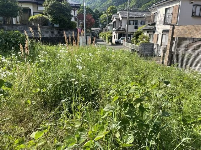 【外観】 | 家を建てる場合、方位は要チェックです。現実的に日当たりのよい家ならばリビングは南側、建築基準法でも北側に当たる家への配慮は求められています。土地を見学に行く際は、方位磁針を持って行くようにしましょう。
