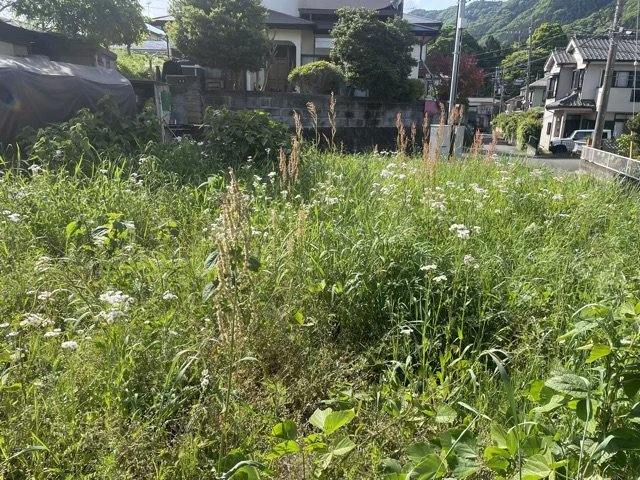 【外観】 | 土地を買う際、住む地域の自治体や福祉の補助制度にも注目してみましょう。子供や老人の医療補助やゴミ出しのルールなど、自治体によってルールに大きな違いがあるため、暮らしやすい土地で判断するとよいでしょう。