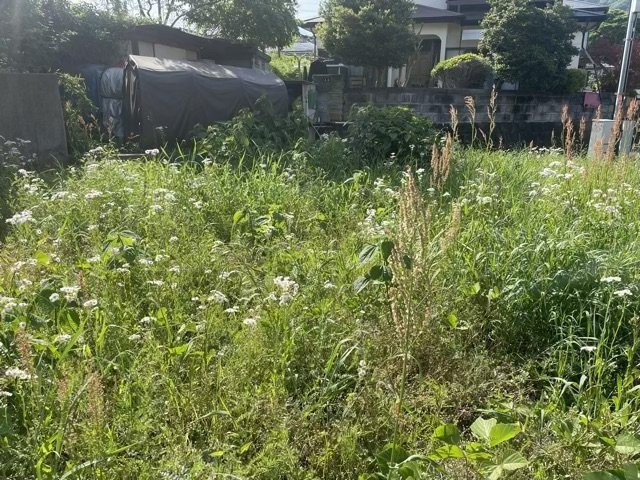【外観】 | 土地の前の道路に消火栓が設置されていることがあります。この場合、道路交通法第45条第1項により、駐車禁止の場所が指定されています。そのため、車庫などの駐車スペースをつくることができない場合があります。