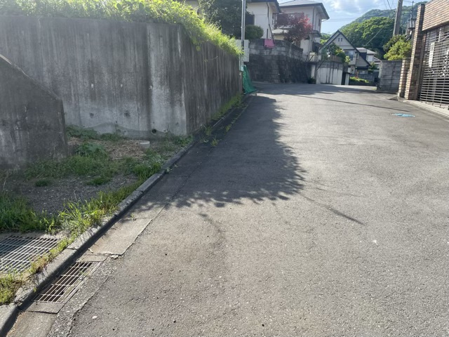 【前面道路含む現地写真】 | お持ちの車種によっては前面道路が広い方が便利でしょう。しかし、前面道路が広ければその分交通量が多くなるため、騒音などが気になる場合があります。実際に現地を見学し、周辺交通量や騒音などを確認しましょう！