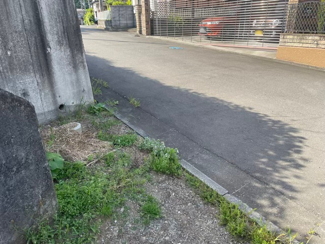 【前面道路含む現地写真】 | 住宅用の土地では前面道路に2m以上接していなければならないと法律で定められています。しかし、お持ちの車のサイズやライフスタイルなどにより、2mでは利便が悪い場合もございますので、事前に確認しましょう。