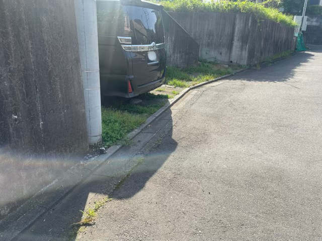 【前面道路含む現地写真】 | お持ちの車種によっては前面道路が広い方が便利でしょう。しかし、前面道路が広ければその分交通量が多くなるため、騒音などが気になる場合があります。実際に現地を見学し、周辺交通量や騒音などを確認しましょう！