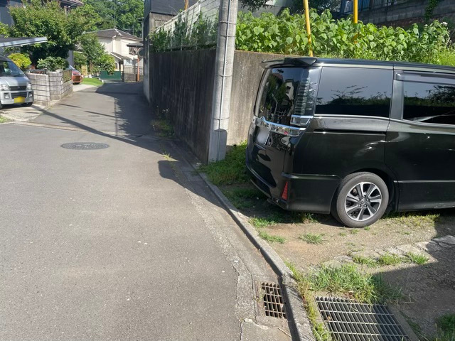 【前面道路含む現地写真】 | 住宅用の土地では前面道路に2m以上接していなければならないと法律で定められています。しかし、お持ちの車のサイズやライフスタイルなどにより、2mでは利便が悪い場合もございますので、事前に確認しましょう。