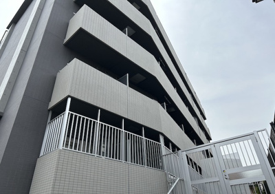 【バルコニー】 | ステージファースト八王子Ⅱ | 一般的なバルコニーは、奥行1.5ｍ程ですが、ワイルドバルコニーは2ｍまで広がっています。そのため洗濯物の間隔をあけ干すことができ、乾きやすいというメリットや、ガーデニングが楽しめる等の特徴があります。