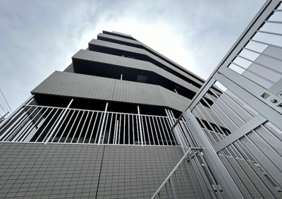 【バルコニー】 | ステージファースト八王子Ⅱ | 両面バルコニーは、バルコニーそのものの機能というよりかは設置の仕方による名称です。複数のバルコニーを東西や南東などの相対する場所に設置することで、通風や採光が確保しやすくなるというメリットがあります。