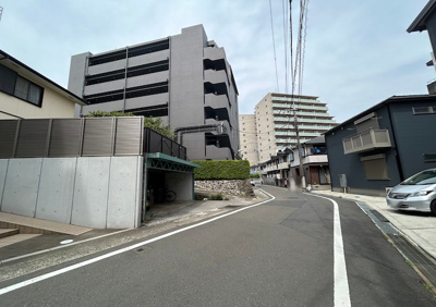 【現況写真】 | ステージファースト八王子Ⅱ | 景色重視でお家選ぶをするとスーパーが遠い！学校が遠い！など生活をするうえで利便性で困ることもあります。まず一度現地を見学する際に、周辺の施設などがあるかを確認し、暮らし始めた後のことを想像しましょう。