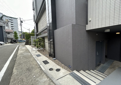 【庭】 | ステージファースト八王子Ⅱ | 物件によっては、入居者が個人的に使用できる専用庭がついているものもあります。また、住宅の中にある土間の部分を庭と呼ぶこともあります。庭の用途は住む人によって変わり、それによってデザインもさまざまです。