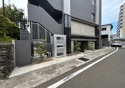 【庭】 | ステージファースト八王子Ⅱ | 1階の物件には専用庭が設置されていることもありますが、一般的にマンションの敷地内は居住者たちの庭です。だからと言って、好き放題していいわけではありません。そのマンションのルールを守って生活しましょう。