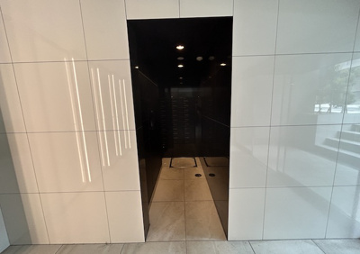 【設備】 | ステージファースト八王子Ⅱ | エントランス付近に設置されている集合ポストは、住んでいる部屋と離れているため、ポストをあさるなど誰かに何かされていても被害に気づきにくいです。入居する時には他人に特定されにくい番号で鍵をかけましょう！