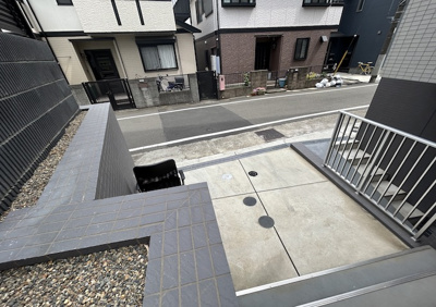 【中庭】 | ステージファースト八王子Ⅱ | 中庭（パティオ）とは、一つの建築物の内部に設けられた、壁などで囲われている庭のことを指します。コの字型、ロの字型が主流ですが、L字型の中庭もあります。最近では、インテリア性の高さからも人気があります。